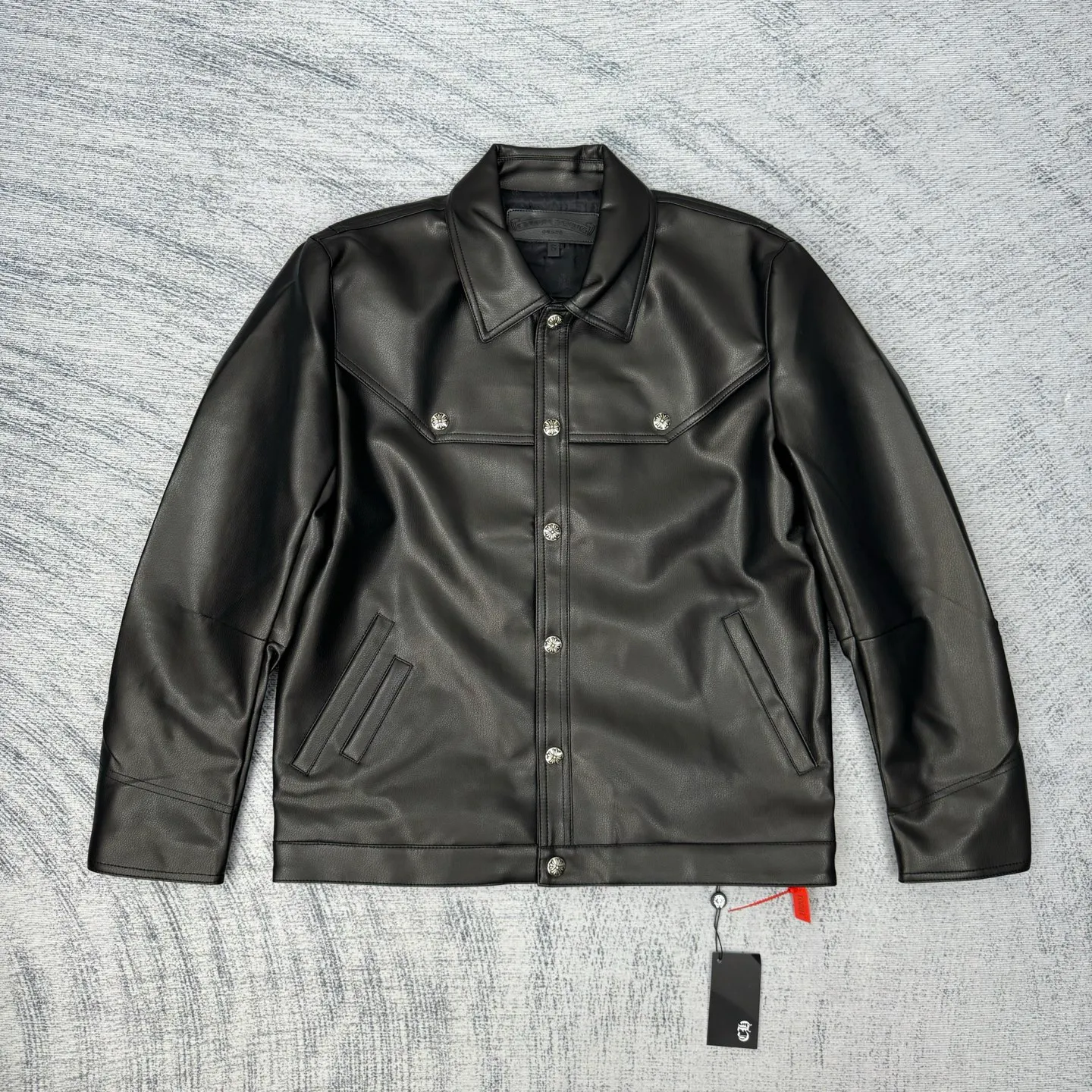 P850 Chrome Heart 24SS CH double-sleeved flame vine embroidered leather jacket Size: S/M/L Originally purchased for 84,300, the fabric is custom-woven using black pebbled composite two-layer sheepskin material, custom-made silk jacquard logo lining, embroidery is processed using TAJIMA machine, appliqué embroidery technology, back imported template machine shape, customized genuine leather trademark, customized genuine leather size, customized 5.8cm metal logo mark, customized 18mm four-button buckle, customized 18mm two-button button, a full set of three-label accessories, exclusively produced.
